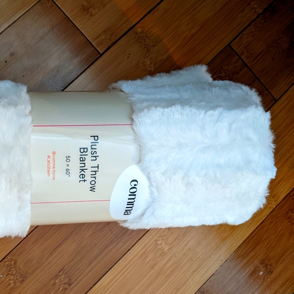 Comma White Plush Throw Blanket - Picture 2 of 4